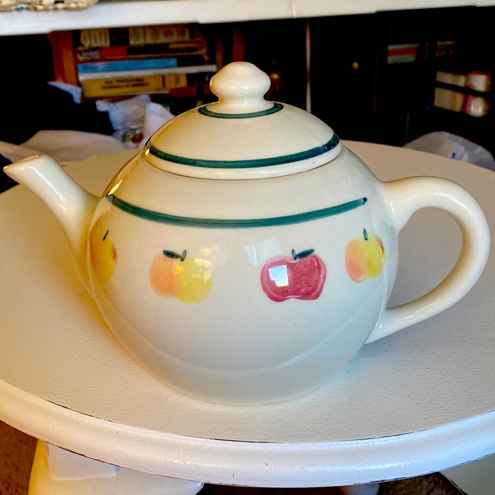 Vintage Hearthstone pottery 6 cup teapot, Apple design. USA.